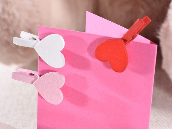 Display mit herzförmigen farbigen Holzklammern - Avaloon Party-Deko-Geschenke