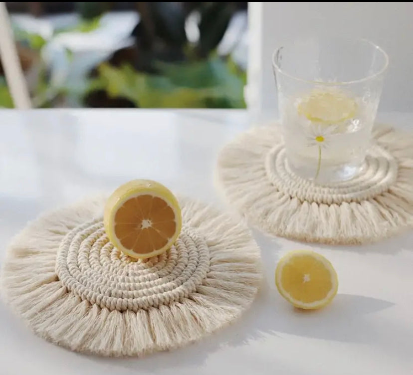 Macramé-Untersetzer Beige – Boho Tischdeko aus Baumwolle mit Tassel – AVALOON Party-Deko-Geschenke