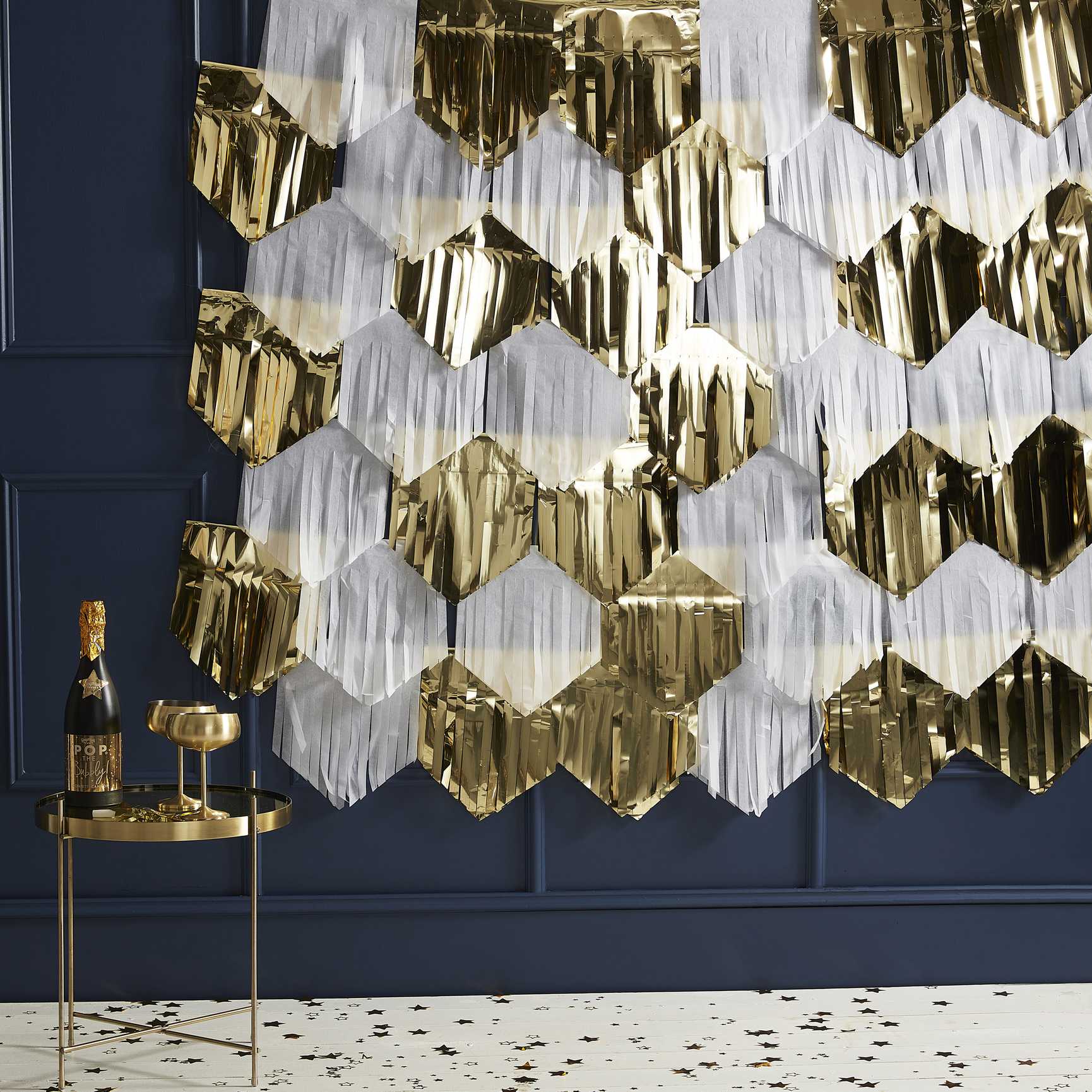 Hintergrunddekoration mit weißen und goldenen Fransen - Avaloon Party-Deko-Geschenke