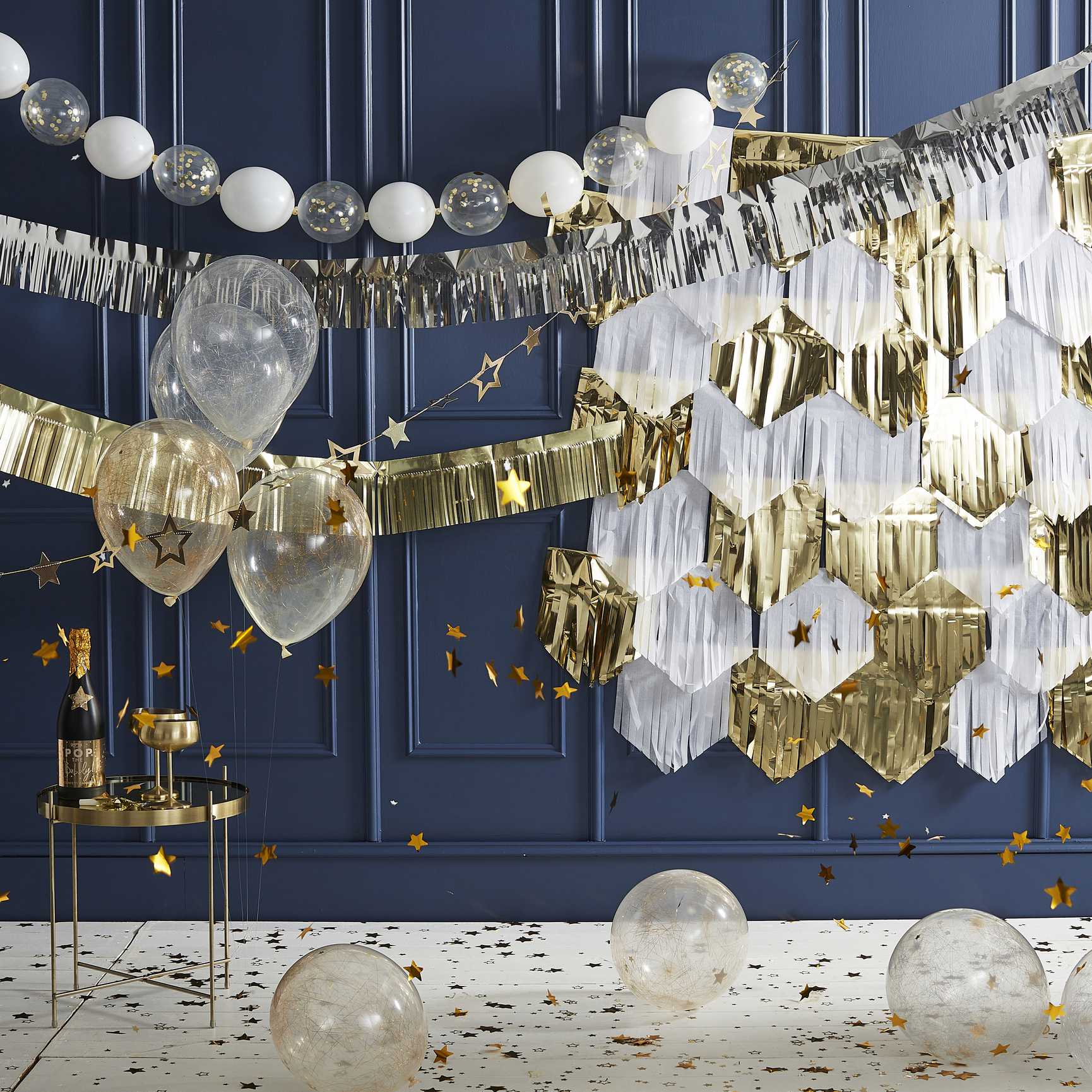 Hintergrunddekoration mit weißen und goldenen Fransen - Avaloon Party-Deko-Geschenke