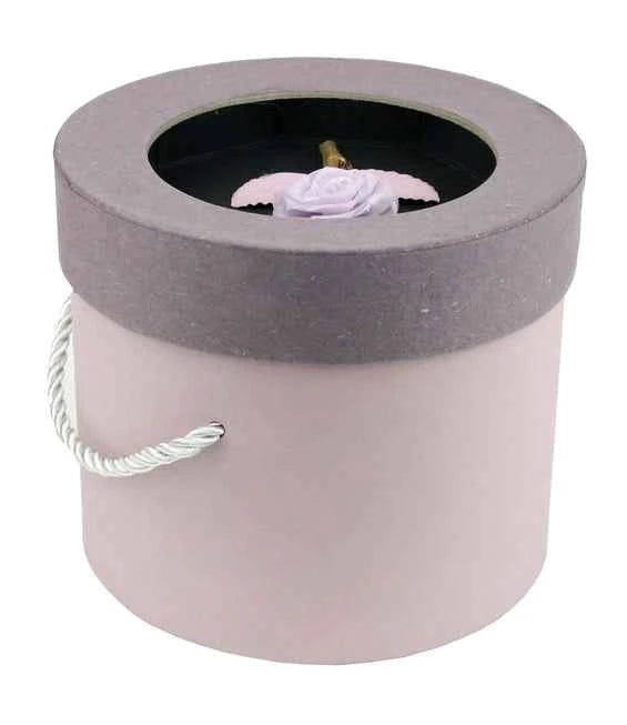 Runde, lila Geschenkbox mit lila Deckel, mit Rosenblüte