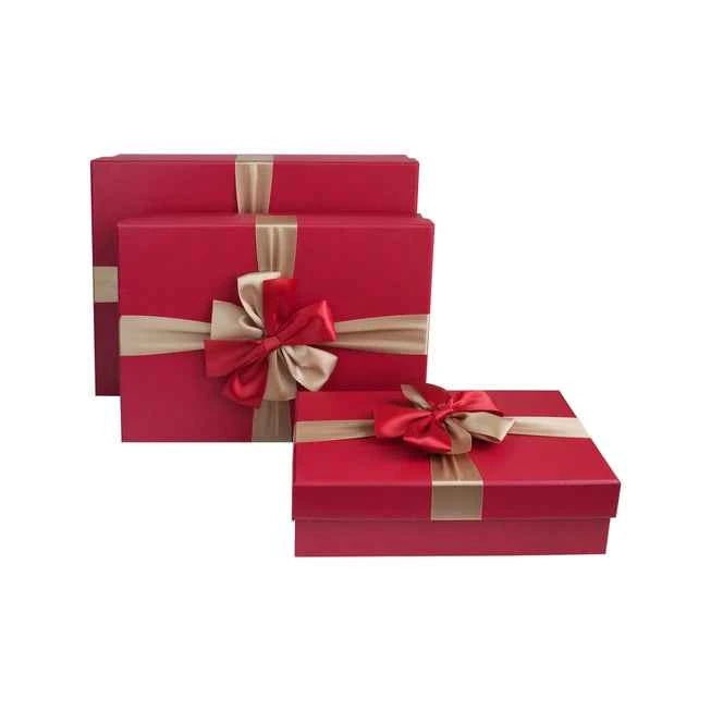 Himbeerrote Geschenkbox mit Schleife in Rechteckig und Goldroter Dekoration - Avaloon Party-Deko-Geschenke