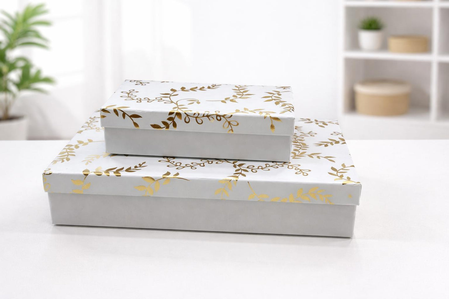 Geschenk box mit goldige Blätter