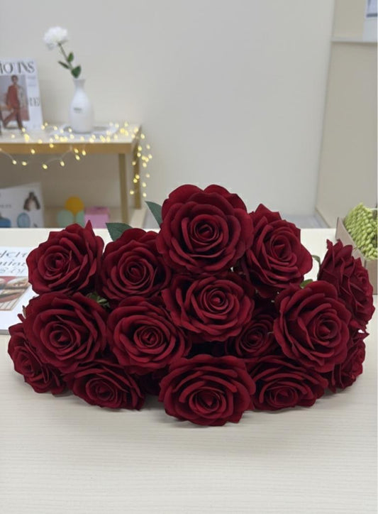 Fleurs artificielles rouge foncé