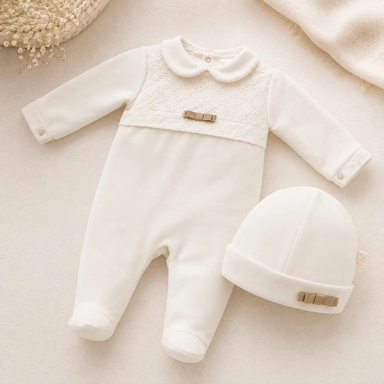 Babygrow & Mütze Set Beige – Samtstrick mit Stickerei