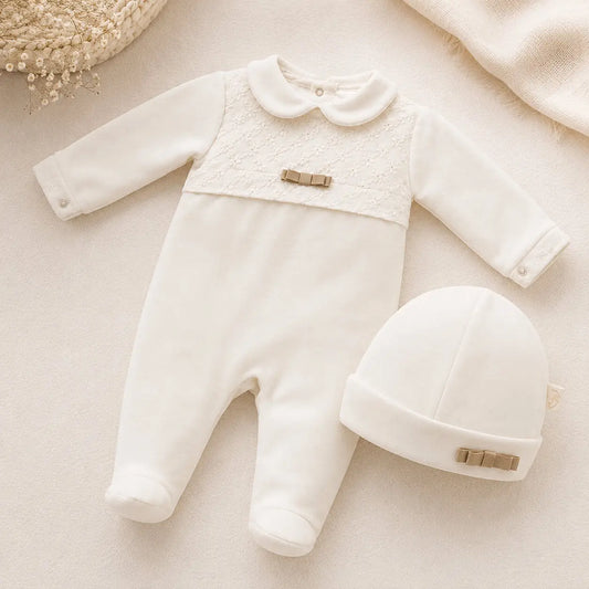 Babygrow & Mütze Set Beige – Samtstrick mit Stickerei