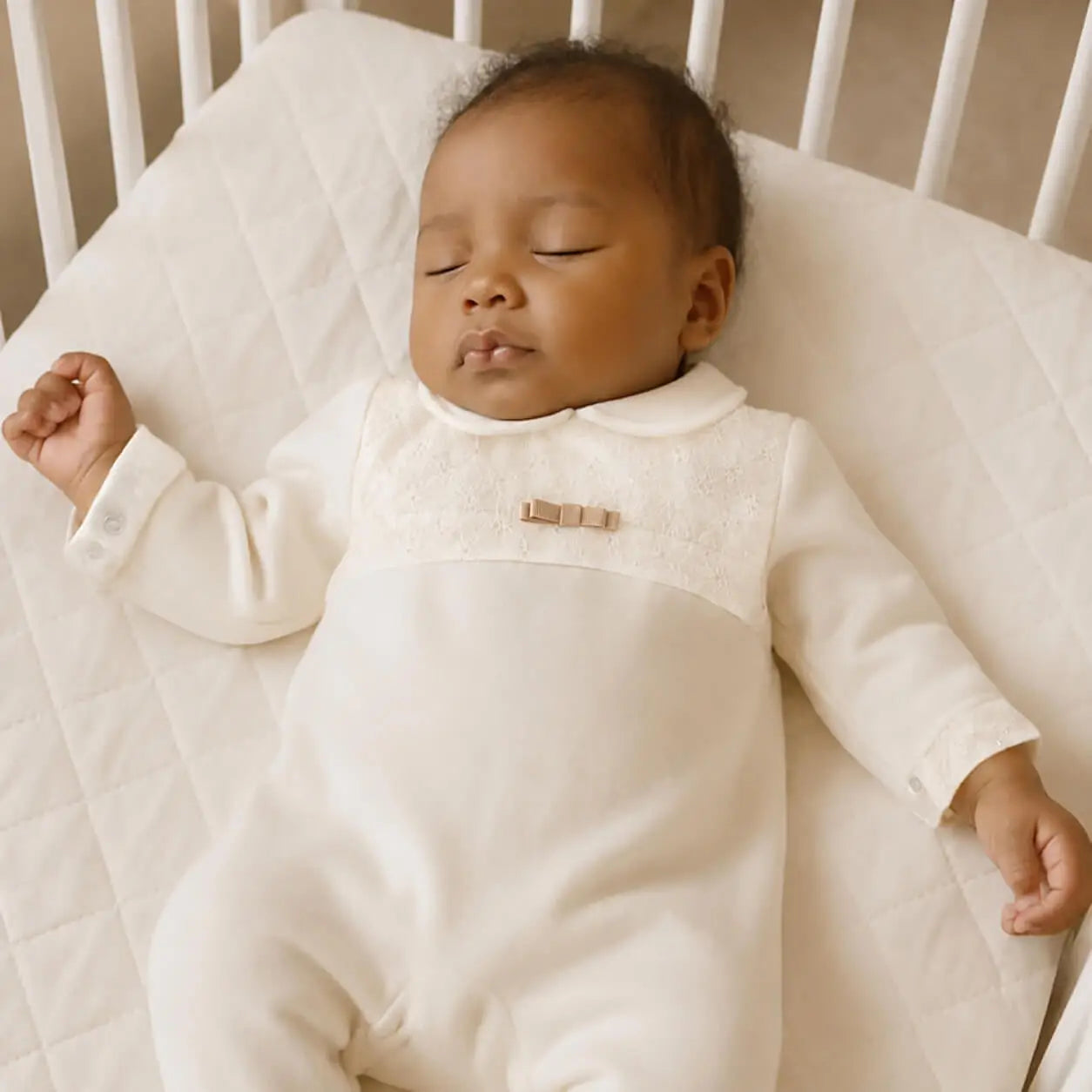 Babygrow & Mütze Set Beige – Samtstrick mit Stickerei