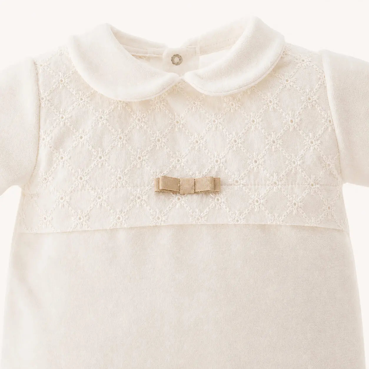 Babygrow & Mütze Set Beige – Samtstrick mit Stickerei