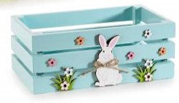 Holzkiste mit weißen Hasen und kleinen Blumen - Avaloon Party-Deko-Geschenke