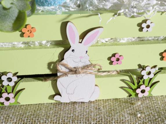 Holzkiste mit weißen Hasen und kleinen Blumen - Avaloon Party-Deko-Geschenke