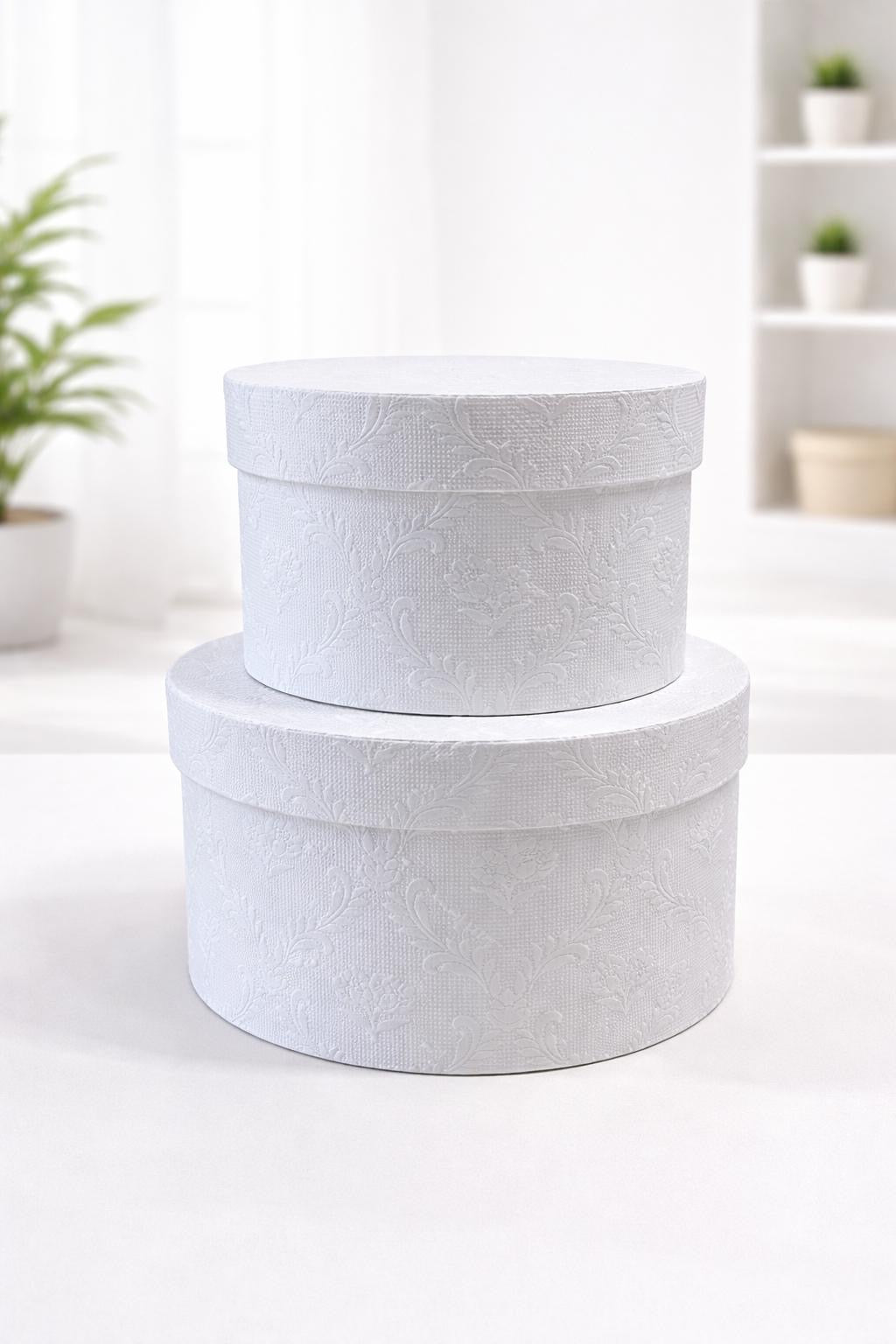 Geschenkbox rund mit Blumenmuster weiss