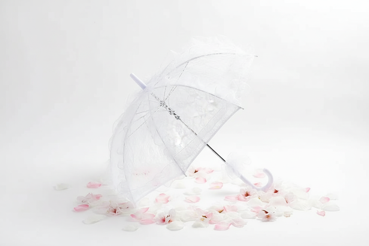 Sonnenschirm weiss – eleganter weißer Hintergrund mit Blütenblättern