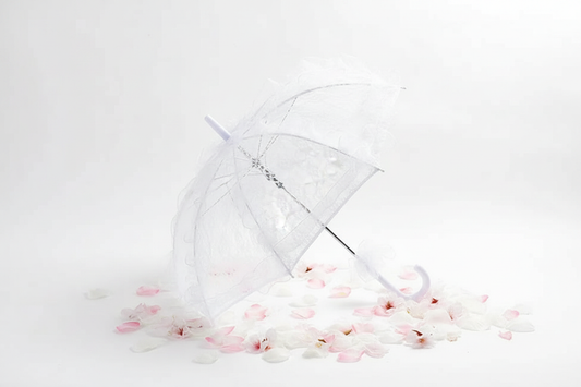 Sonnenschirm weiss – eleganter weißer Hintergrund mit Blütenblättern