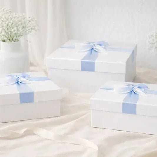 Quadratische babyblaue Geschenkboxen