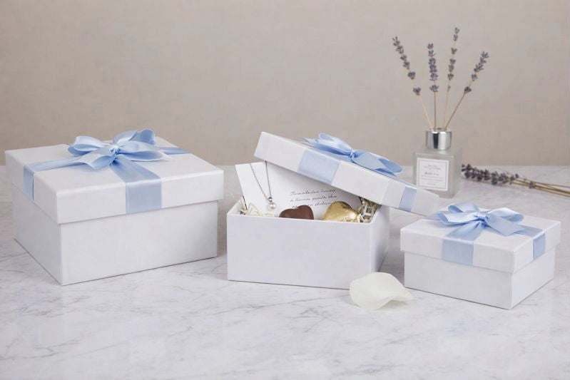 Quadratische babyblaue Geschenkboxen