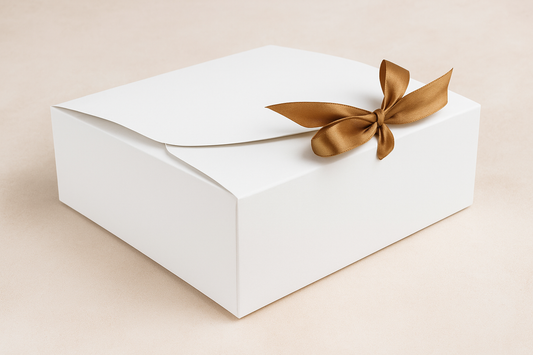 Geschenkbox weiße Schachteln mit Schleifenband in quadratischem Design